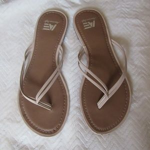 Women's American Eagle Tan/Brown Flip Flops